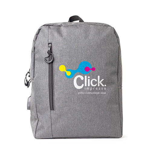 Mochila de nylon CINZA CLARO 23 litros com dois compartimentos, 
sendo o principal
 com bolso para notebook 15,6. A mochila 
possui bolso lateral, suporte 
externo para USB e adaptador P2.

Altura :  39 cm

Largura :  32 cm

Profundidade :  19 cm

Medidas aproximadas para gravação (CxL):  29 cm x 18 cm
